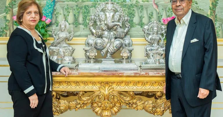  suit suit of clothes Windsor tie desk throne-0