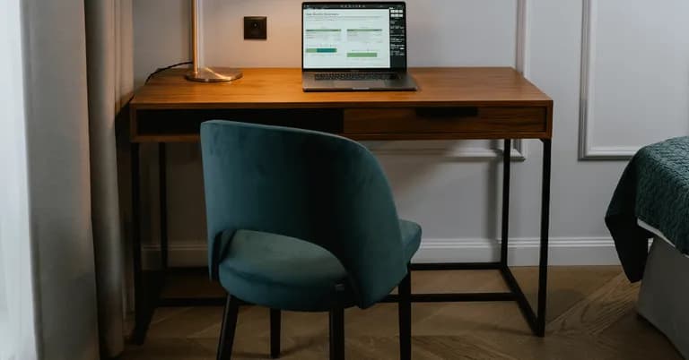  desk desktop computer screen CRT screen table lamp-0