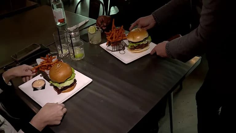  cheeseburger plate restaurant eating house eating place eatery dining table board-0